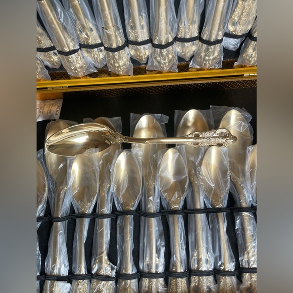 24-Piece Gold Flatware Silverware Set,18/10 Heavy Duty Stainless Steel Flatware - Picture 4 of 5